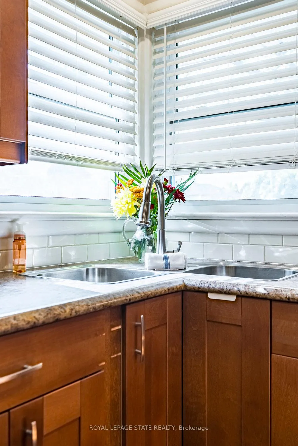Photo 11 of 105 McElroy Road E, Hamilton, Balfour — HOMEH