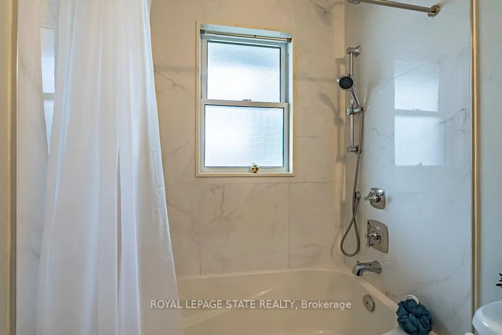 Photo 24 of 105 McElroy Road E, Hamilton, Balfour — HOMEH