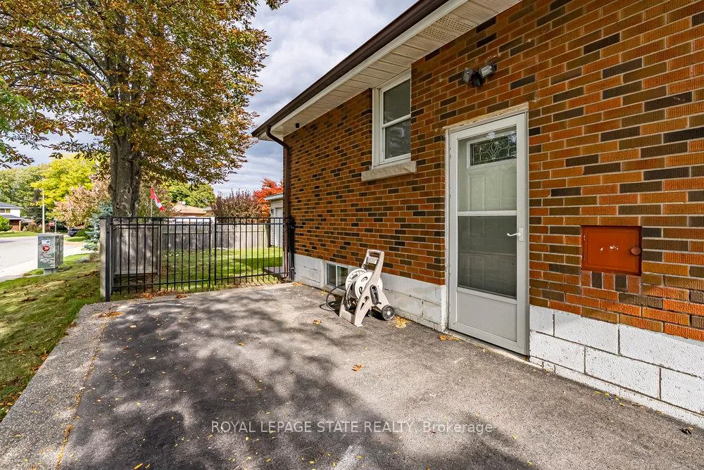 Photo 26 of 105 McElroy Road E, Hamilton, Balfour — HOMEH