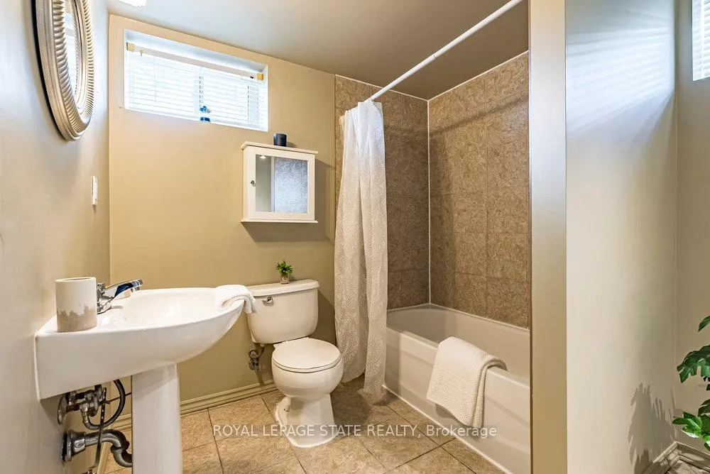 Photo 36 of 105 McElroy Road E, Hamilton, Balfour — HOMEH