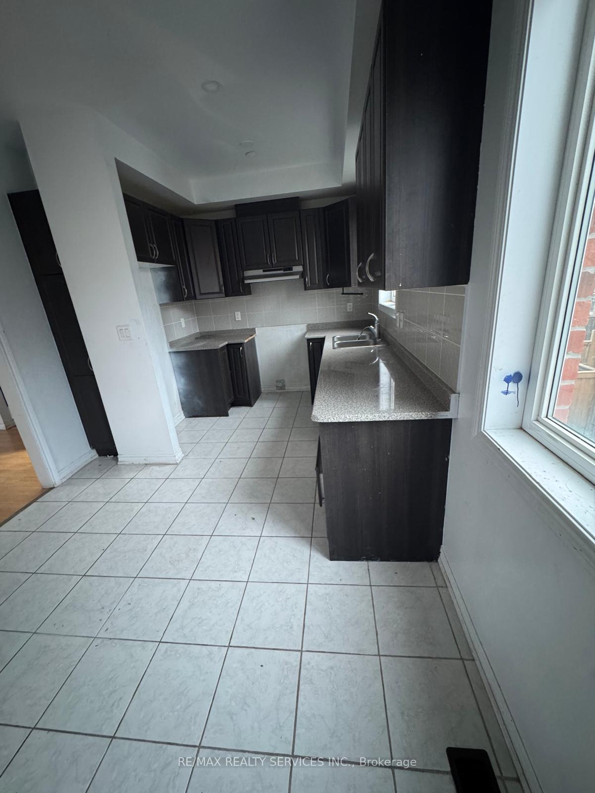 Photo 6 of 5 Sprucewood Road, Brampton, Heart Lake East — HOMEH