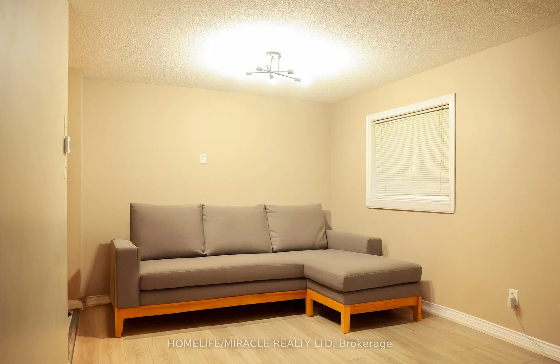 Photo 4 of 67 Stollar Boulevard W, Barrie, Little Lake — HOMEH