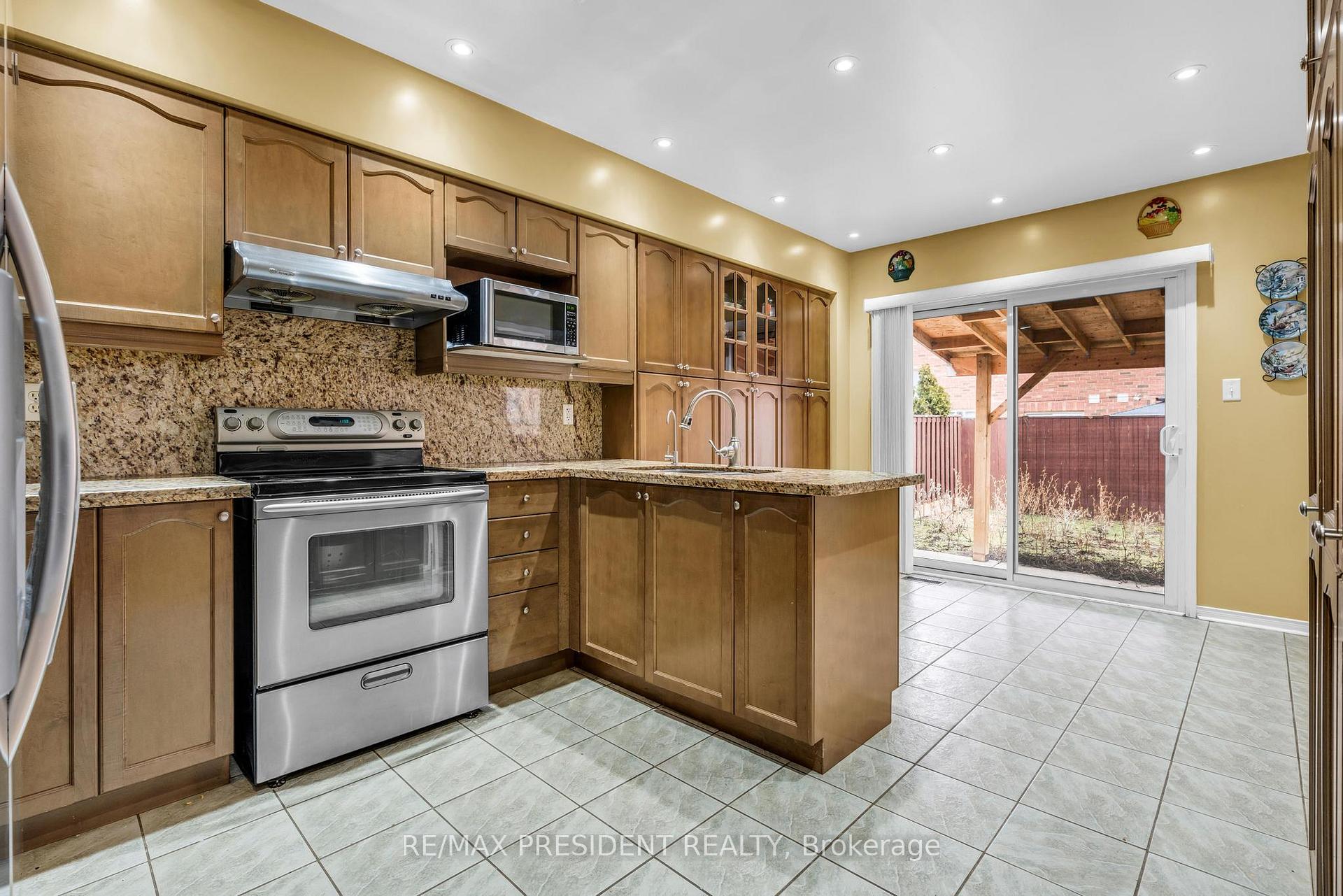Photo 16 of 11 Oxtail Lane, Brampton, Fletcher's Creek Village — HOMEH
