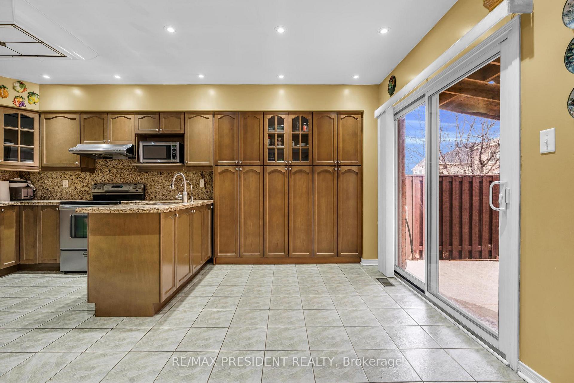 Photo 20 of 11 Oxtail Lane, Brampton, Fletcher's Creek Village — HOMEH
