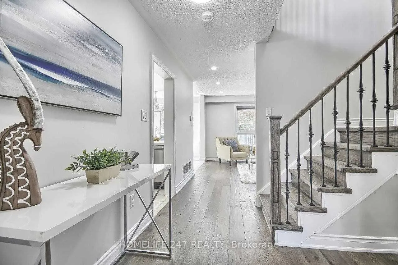 Photo 4 of 32 Poplar Plains Road, Brampton, Fletcher's Meadow — HOMEH