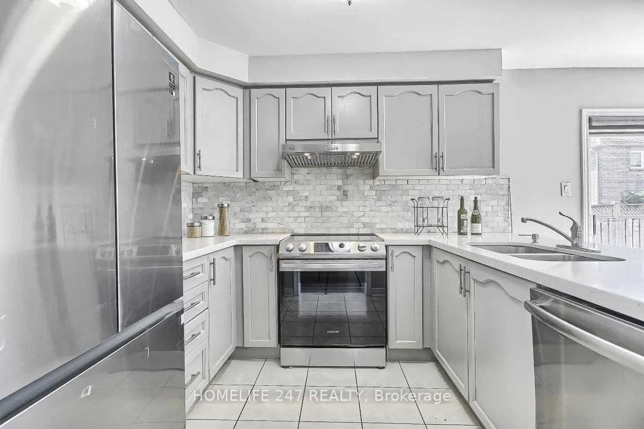 Photo 5 of 32 Poplar Plains Road, Brampton, Fletcher's Meadow — HOMEH