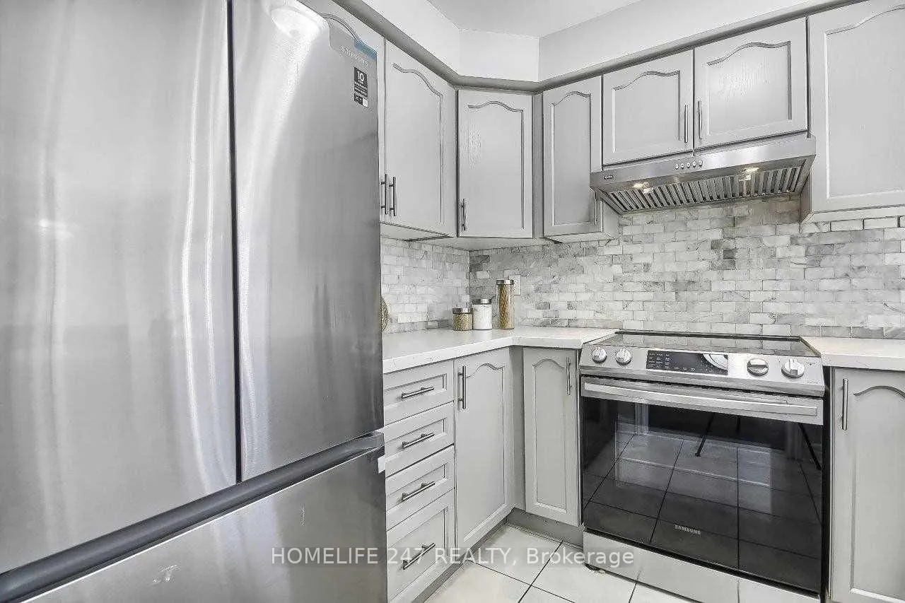 Photo 6 of 32 Poplar Plains Road, Brampton, Fletcher's Meadow — HOMEH