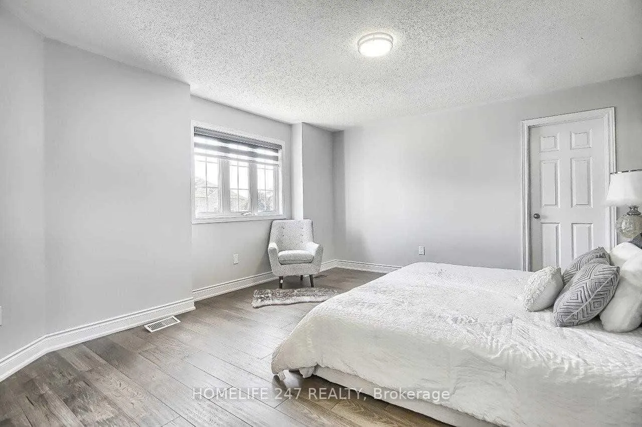 Photo 15 of 32 Poplar Plains Road, Brampton, Fletcher's Meadow — HOMEH