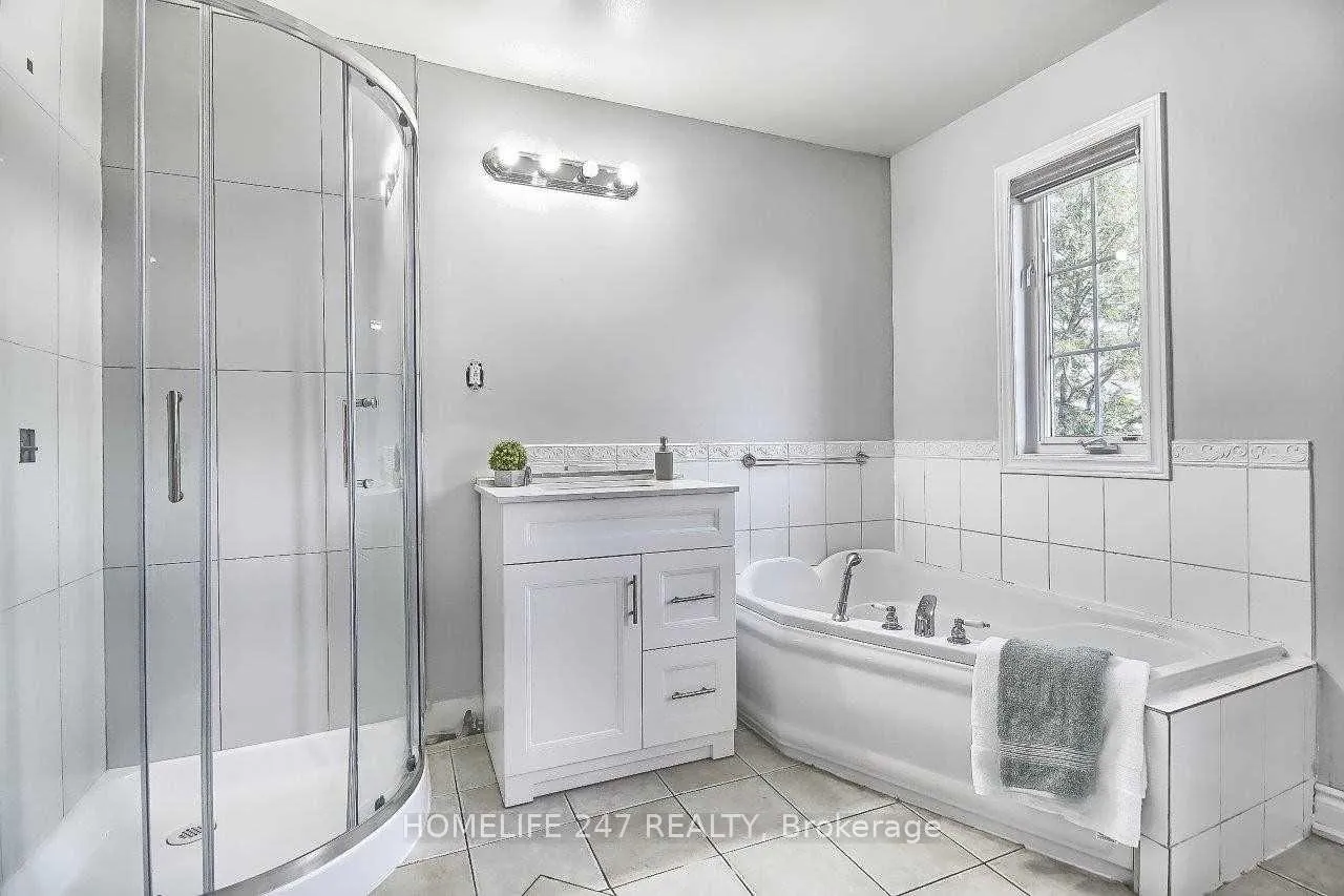Photo 17 of 32 Poplar Plains Road, Brampton, Fletcher's Meadow — HOMEH