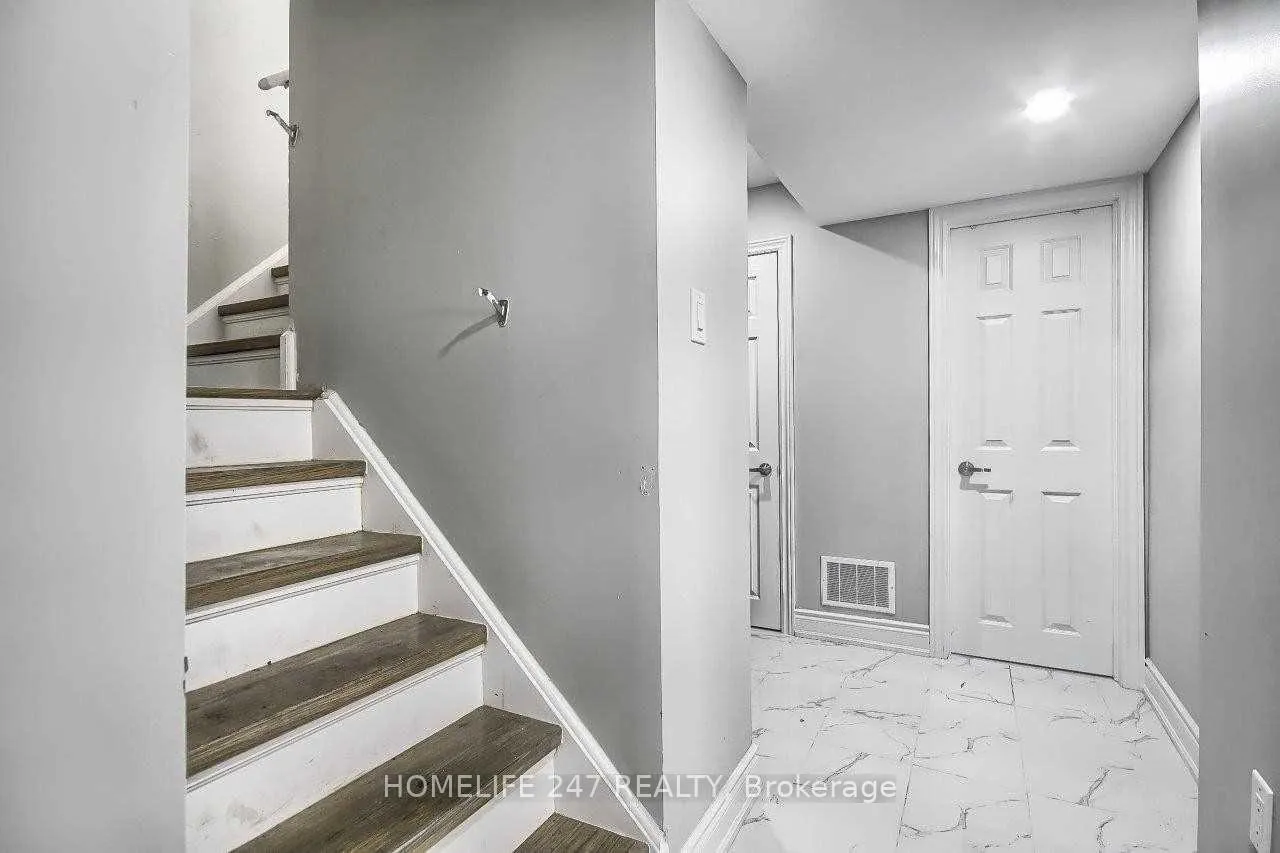 Photo 22 of 32 Poplar Plains Road, Brampton, Fletcher's Meadow — HOMEH