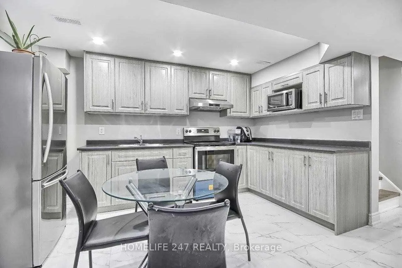 Photo 23 of 32 Poplar Plains Road, Brampton, Fletcher's Meadow — HOMEH