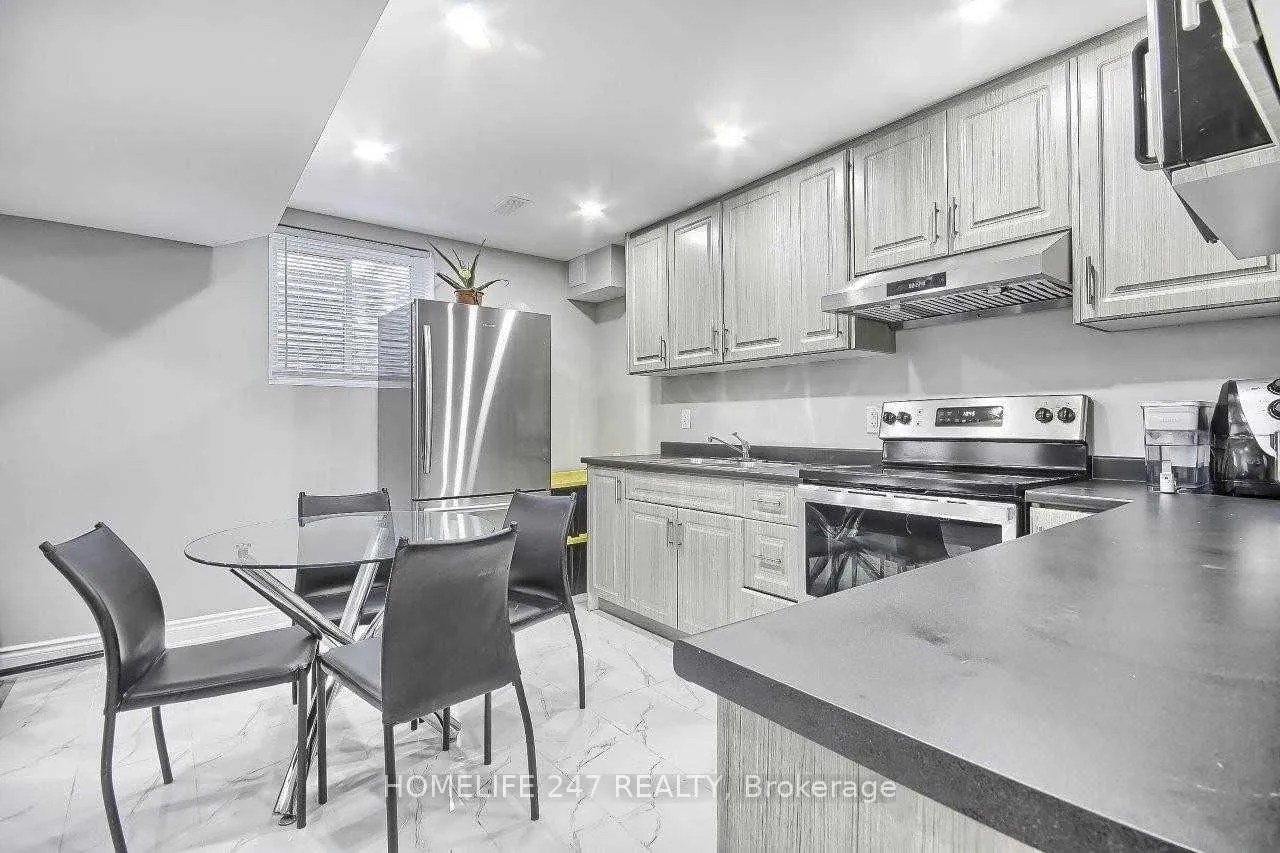 Photo 24 of 32 Poplar Plains Road, Brampton, Fletcher's Meadow — HOMEH