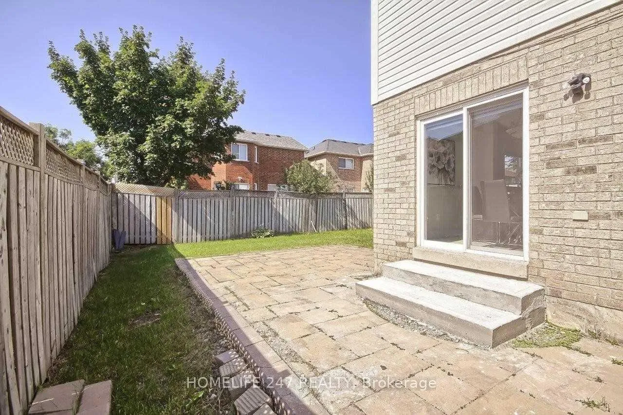 Photo 25 of 32 Poplar Plains Road, Brampton, Fletcher's Meadow — HOMEH
