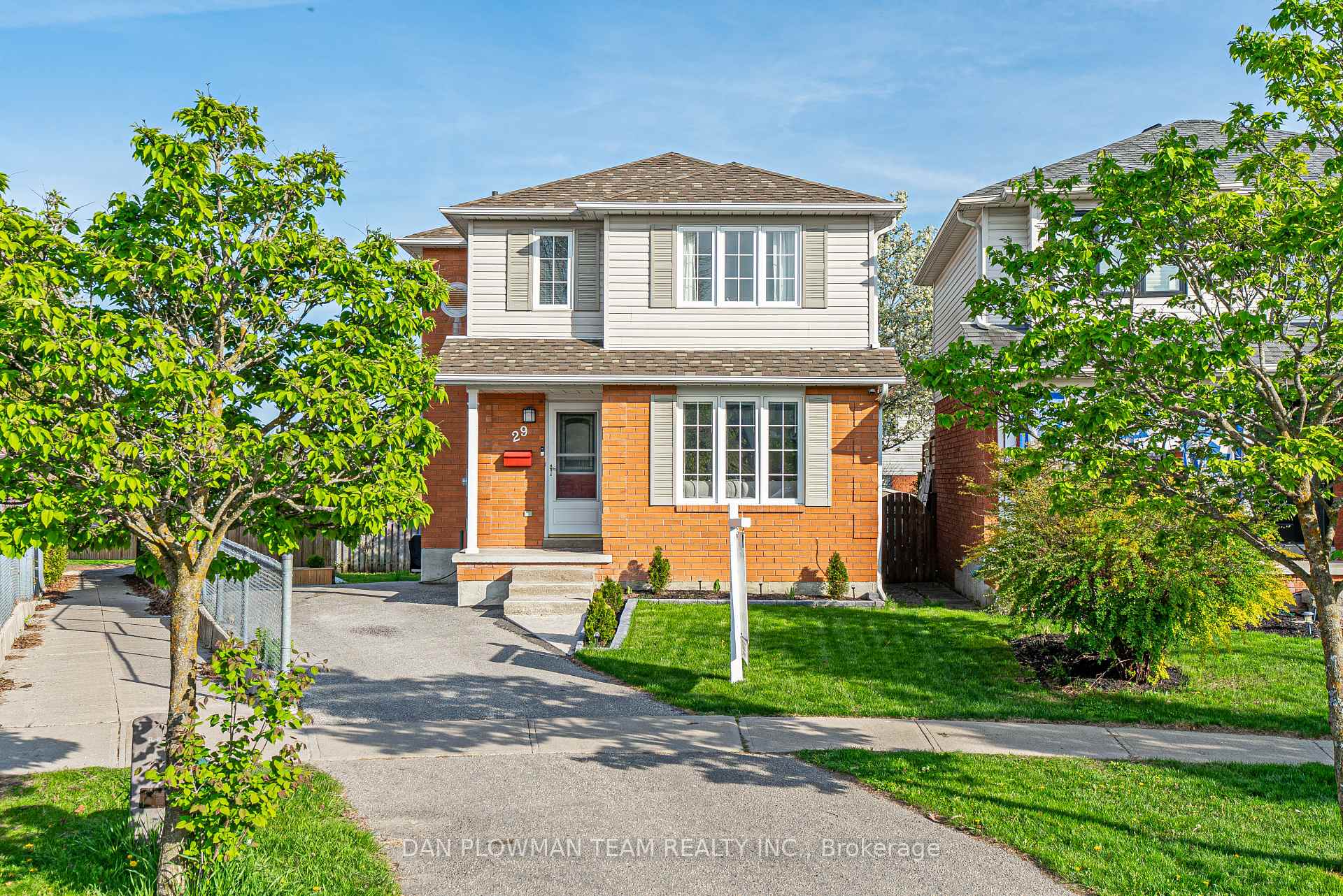 Photo 1 of 29 Barron Court, Clarington, Courtice — HOMEH