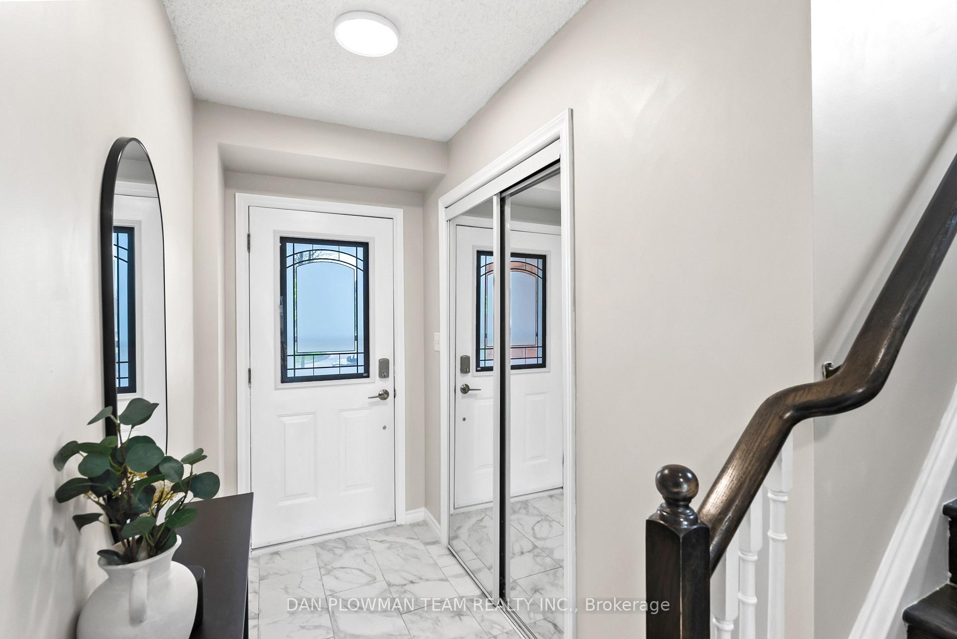 Photo 2 of 29 Barron Court, Clarington, Courtice — HOMEH