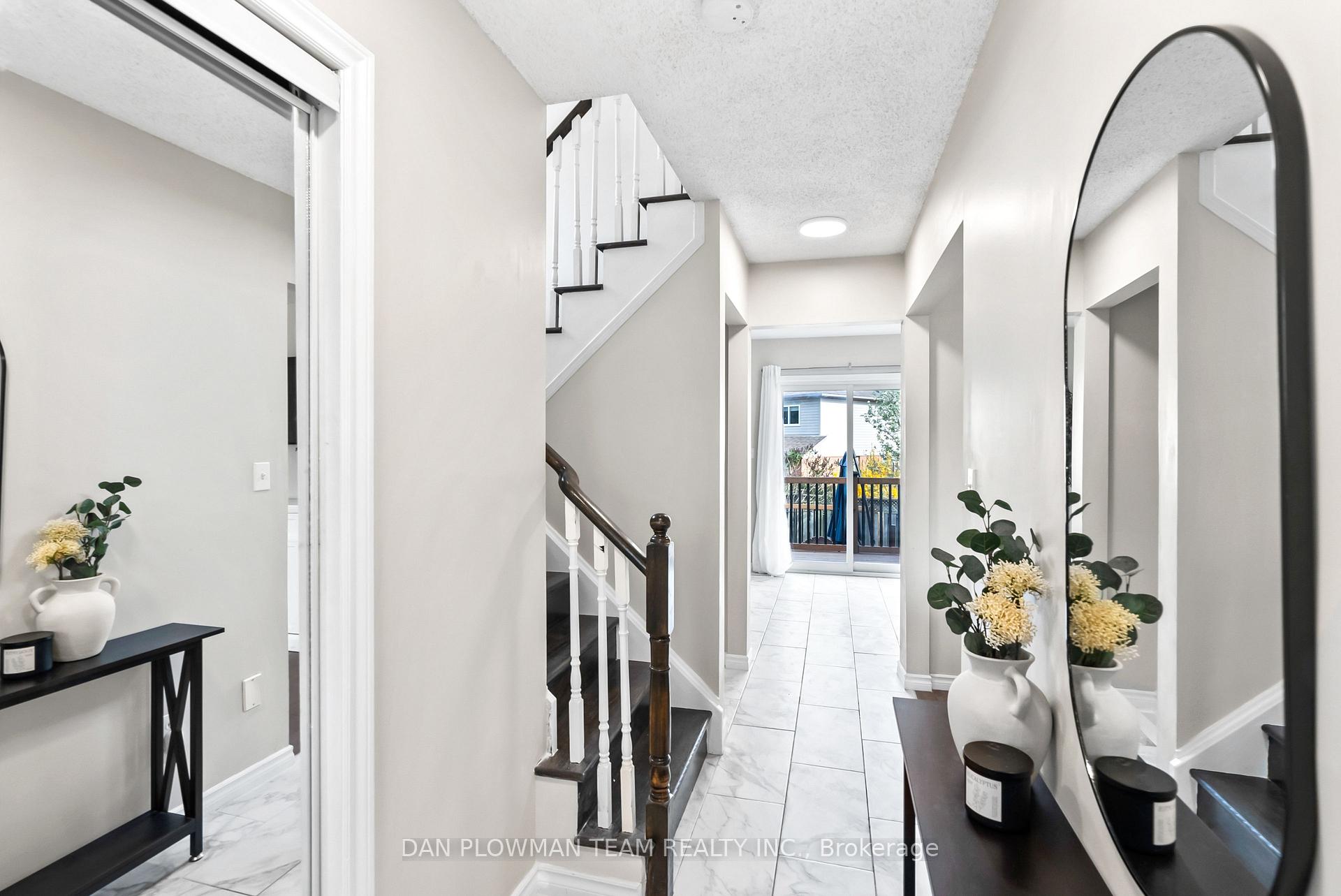 Photo 3 of 29 Barron Court, Clarington, Courtice — HOMEH
