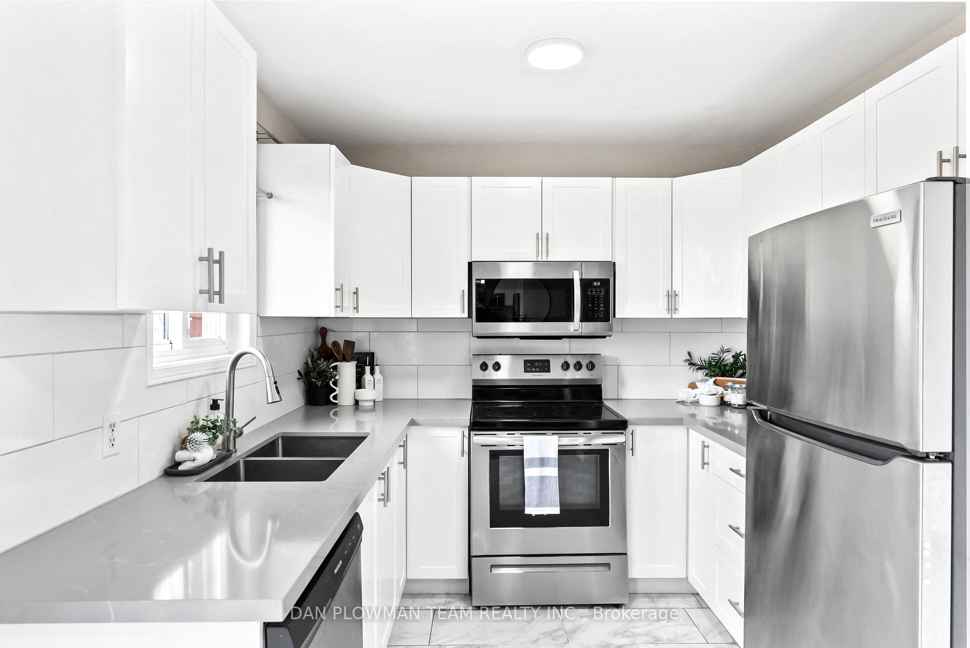 Photo 12 of 29 Barron Court, Clarington, Courtice — HOMEH