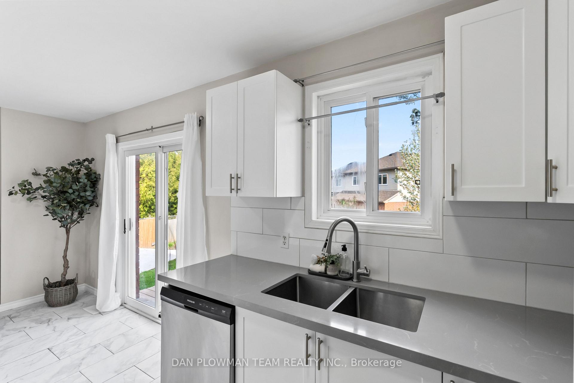 Photo 14 of 29 Barron Court, Clarington, Courtice — HOMEH