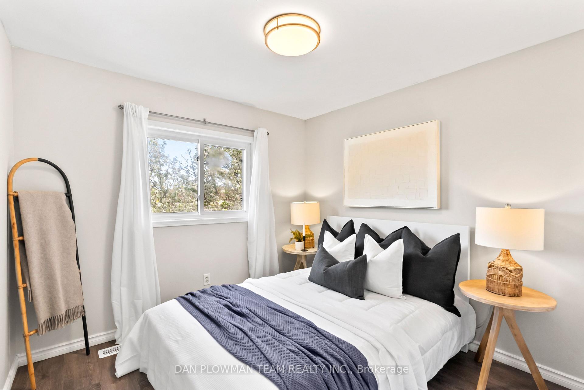 Photo 24 of 29 Barron Court, Clarington, Courtice — HOMEH