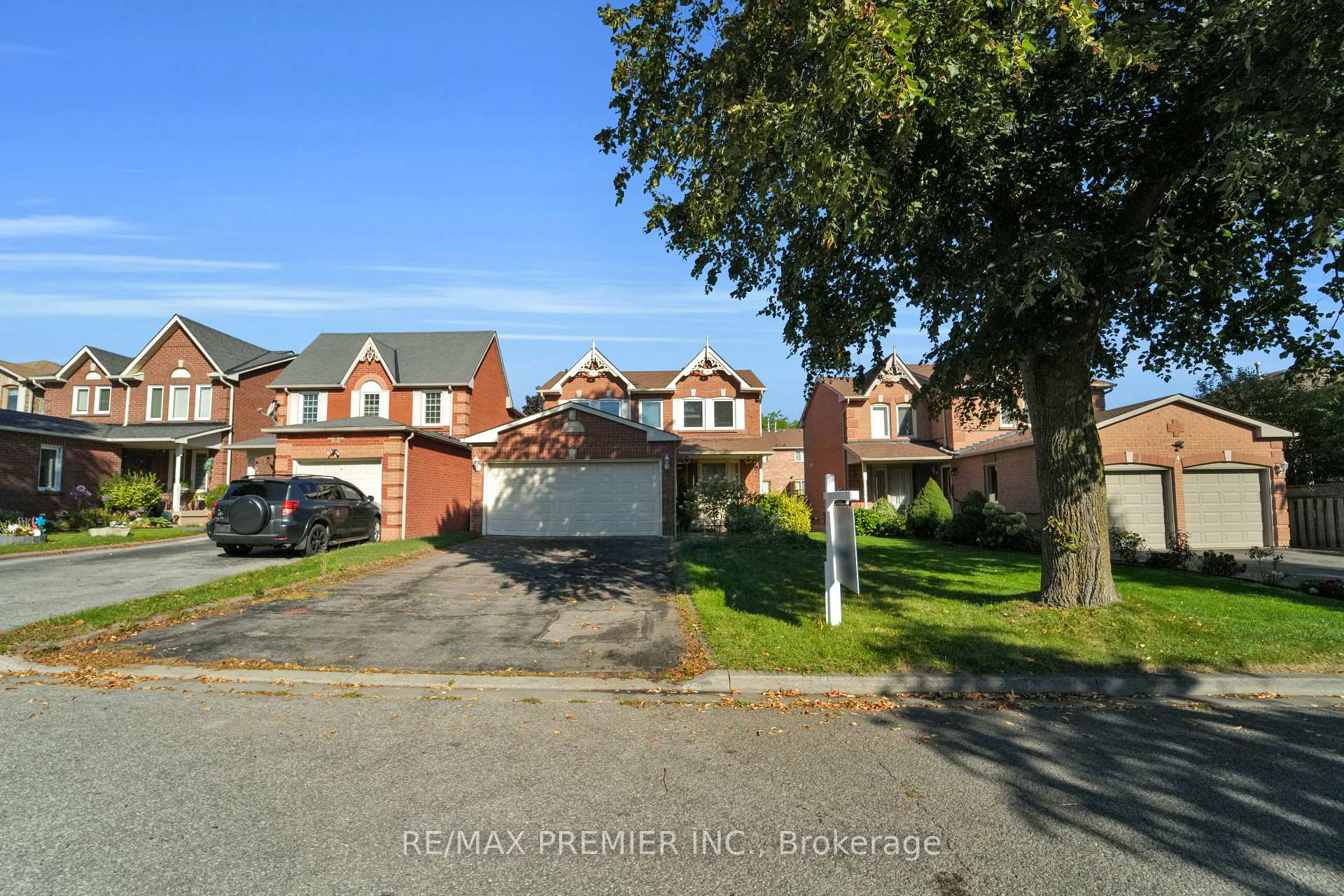 Photo 5 of 6 Hearne Crescent, Ajax, Central — HOMEH