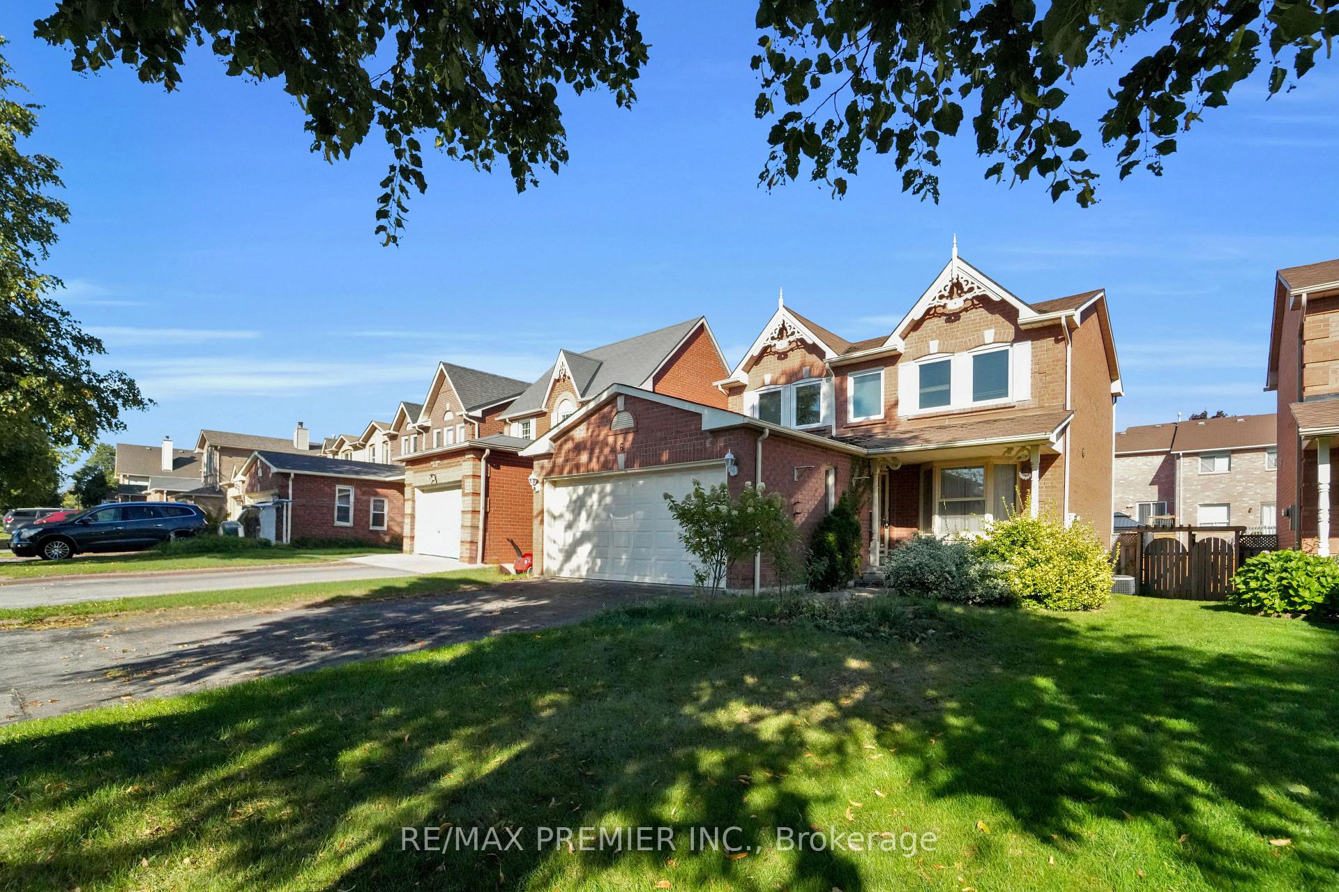 Photo 2 of 6 Hearne Crescent, Ajax, Central — HOMEH
