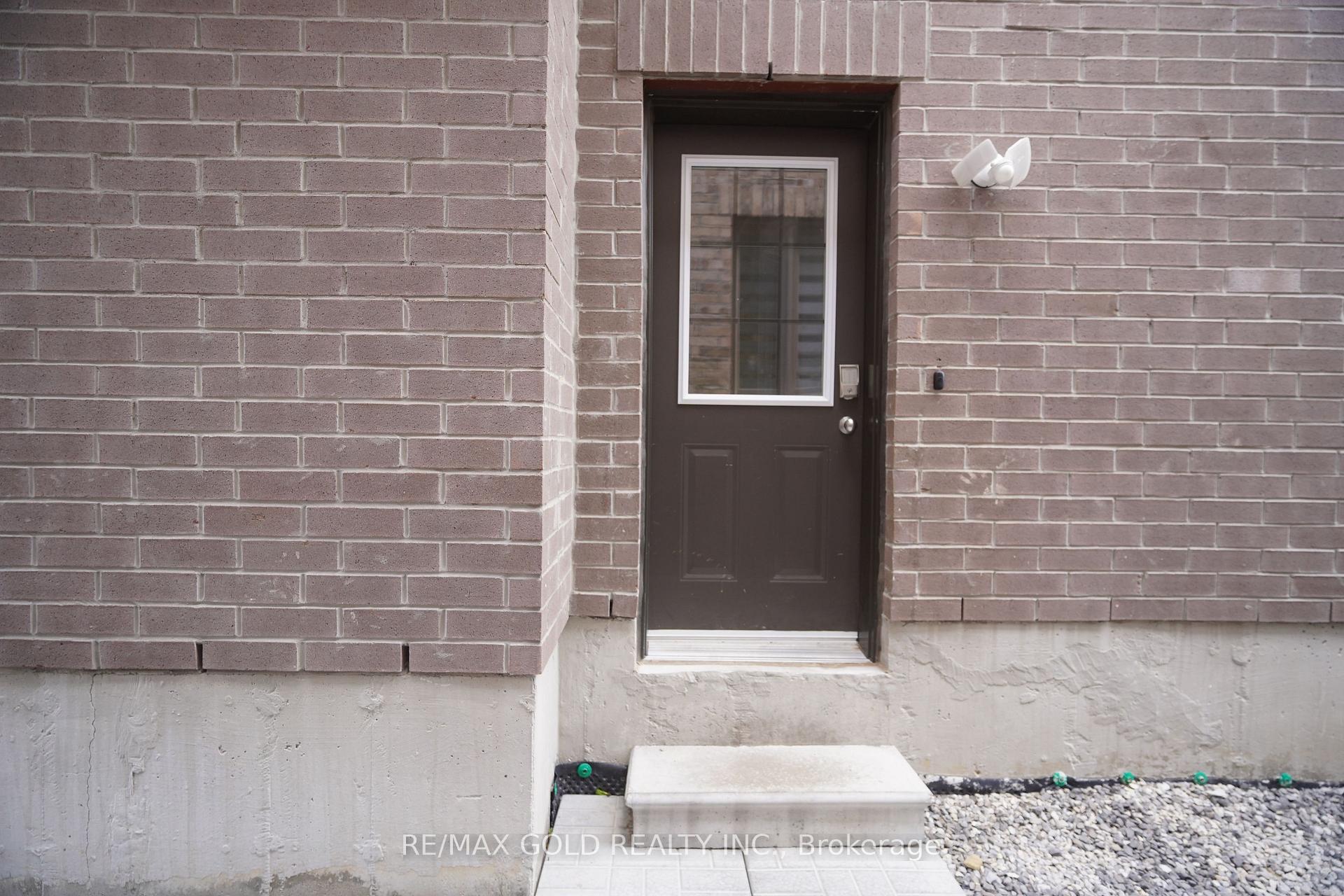 Photo 2 of 40 Lowell Crescent, Brampton, Credit Valley — HOMEH