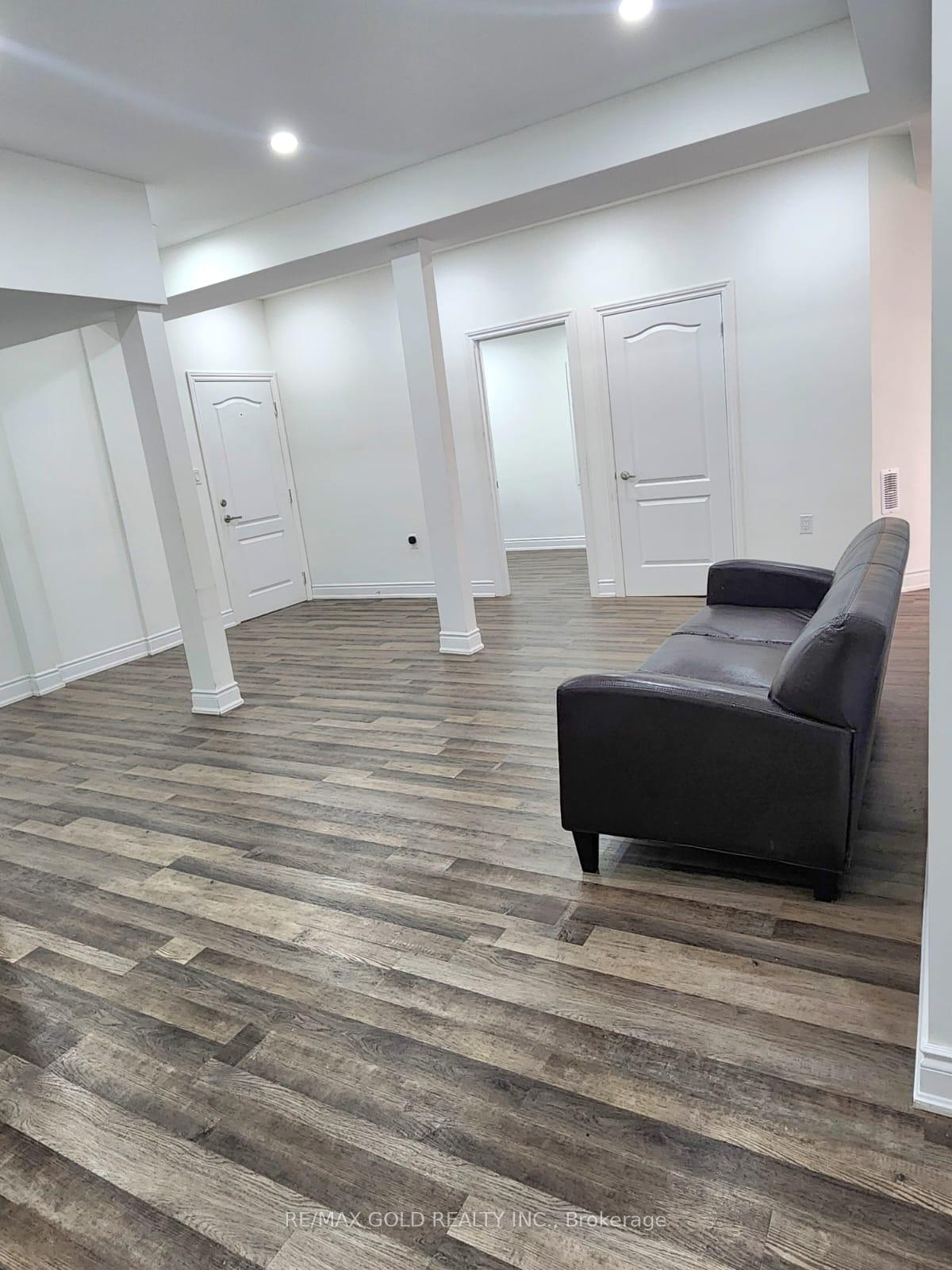 Photo 3 of 40 Lowell Crescent, Brampton, Credit Valley — HOMEH