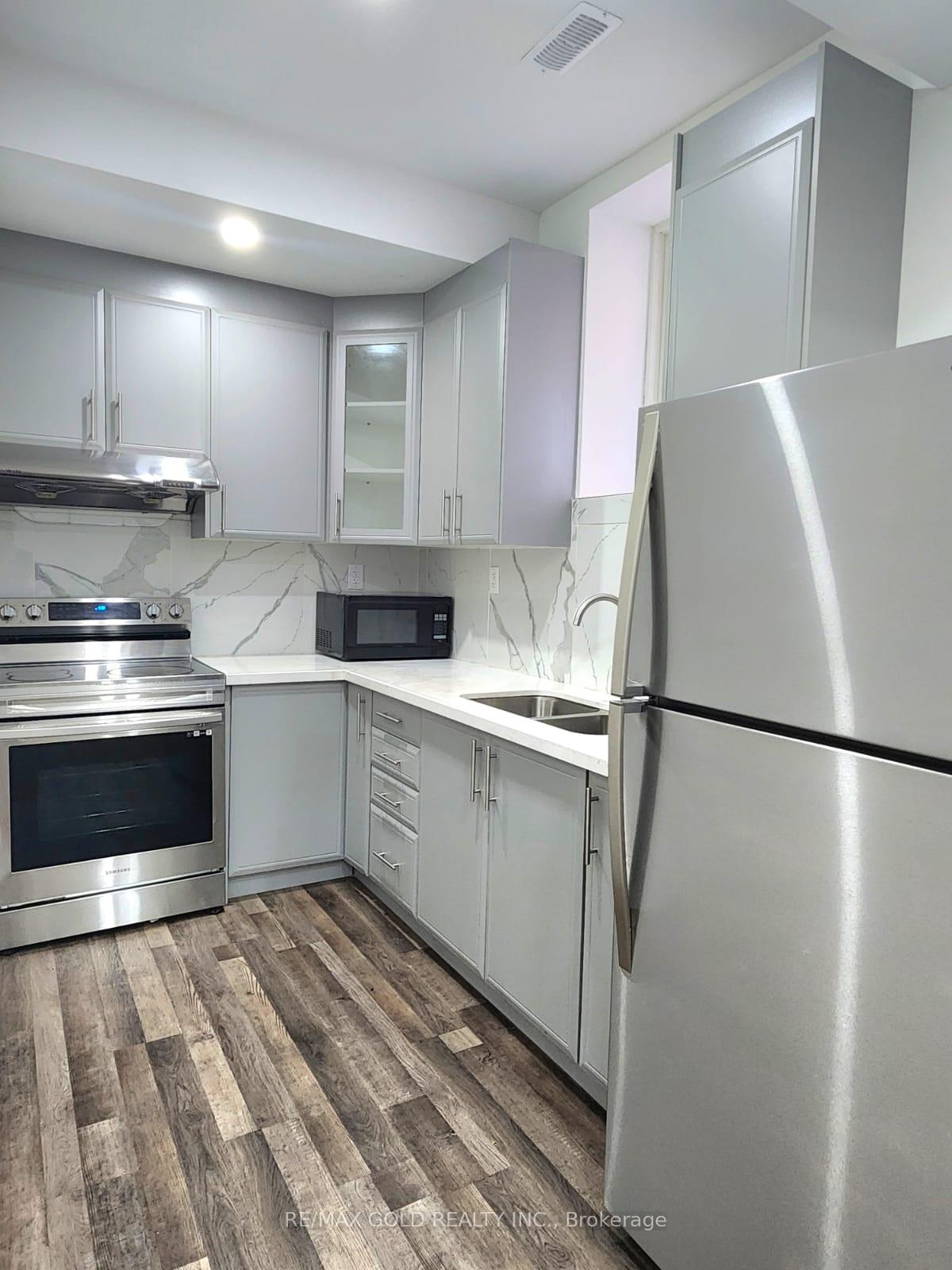Photo 4 of 40 Lowell Crescent, Brampton, Credit Valley — HOMEH