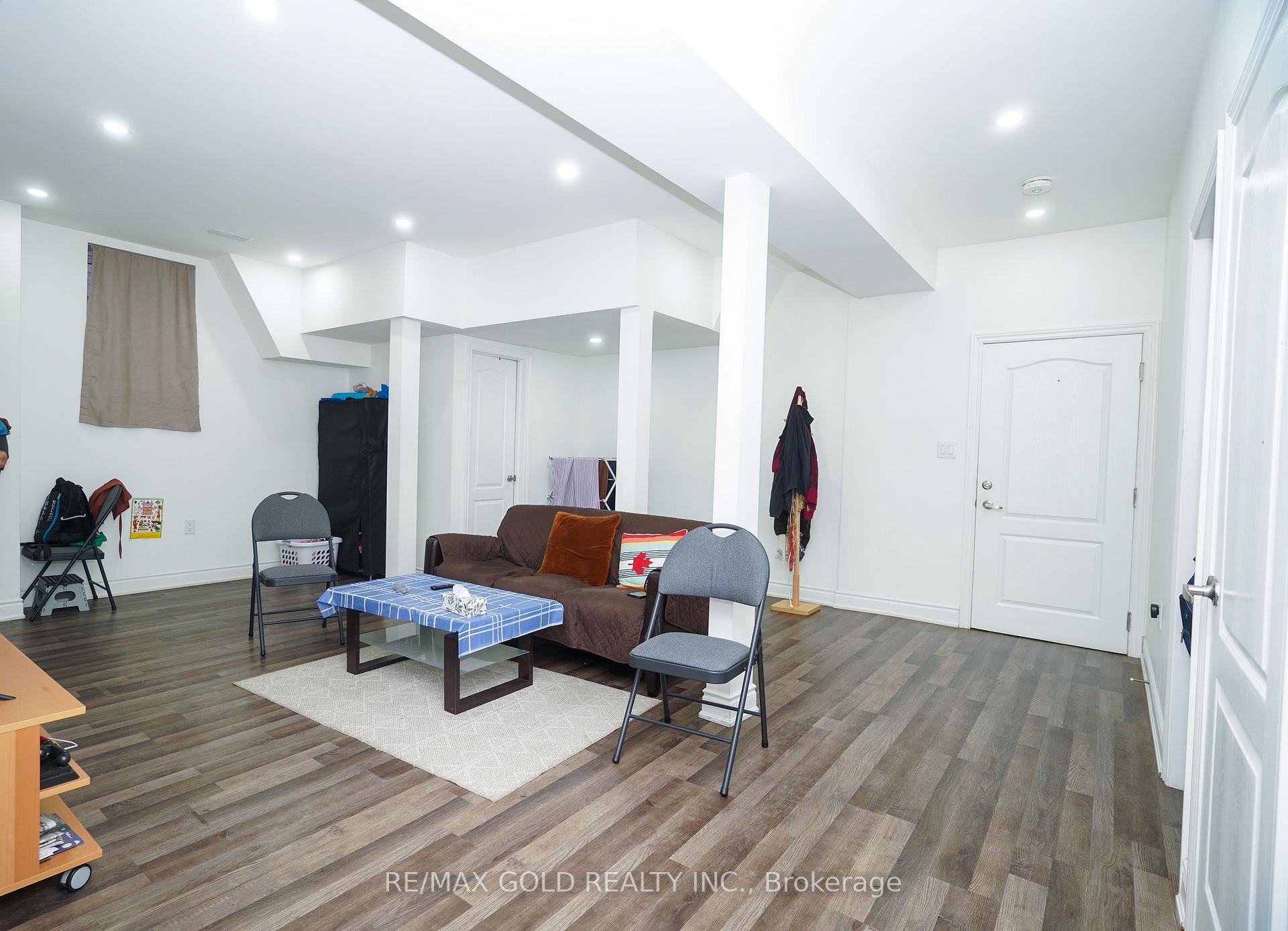 Photo 5 of 40 Lowell Crescent, Brampton, Credit Valley — HOMEH