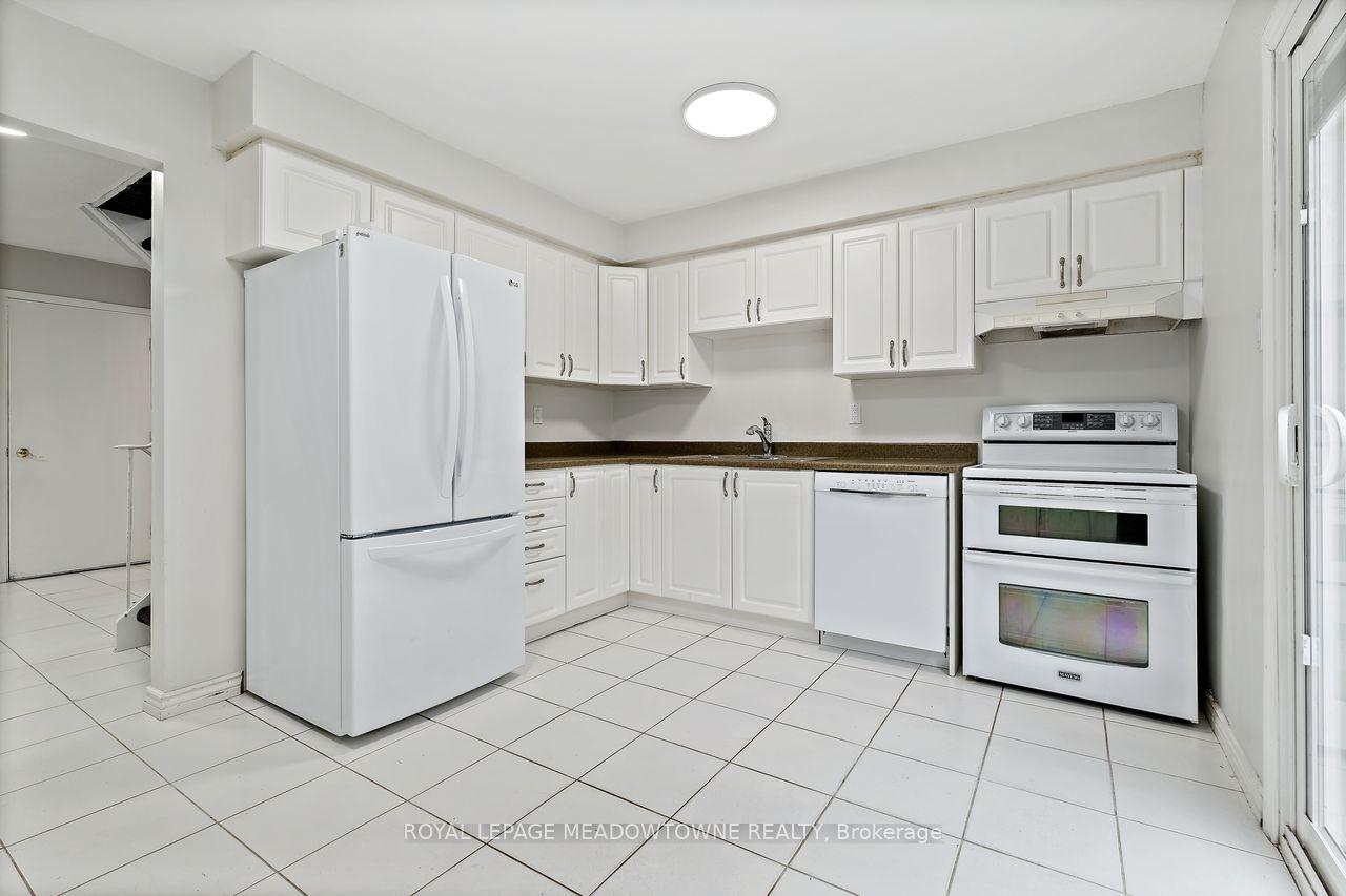 Photo 10 of 13 Blueridge Square, Brampton, Heart Lake West — HOMEH