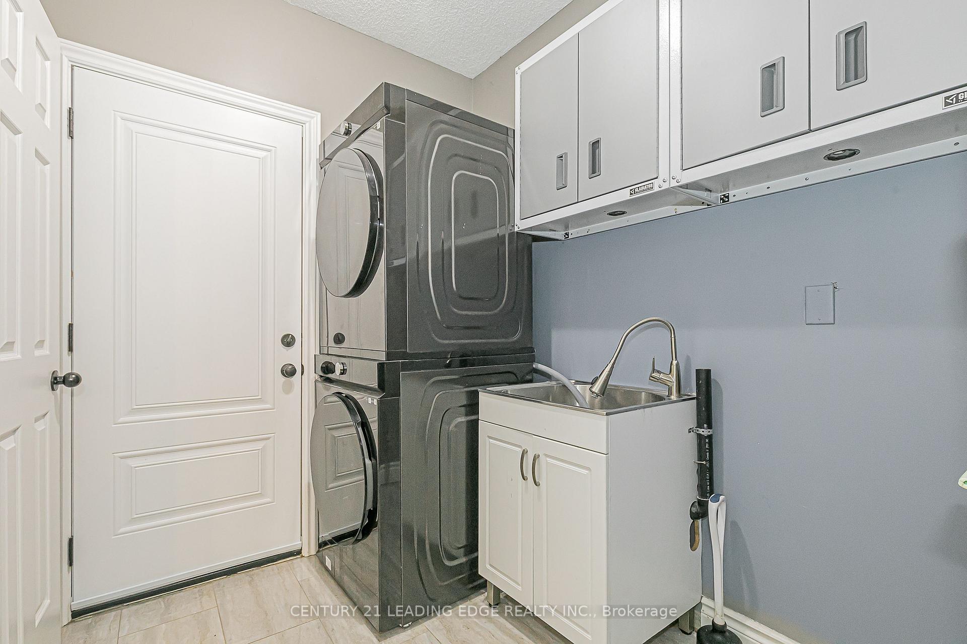 Photo 19 of 31 Twelve Oaks Drive, Aurora, Aurora Village — HOMEH