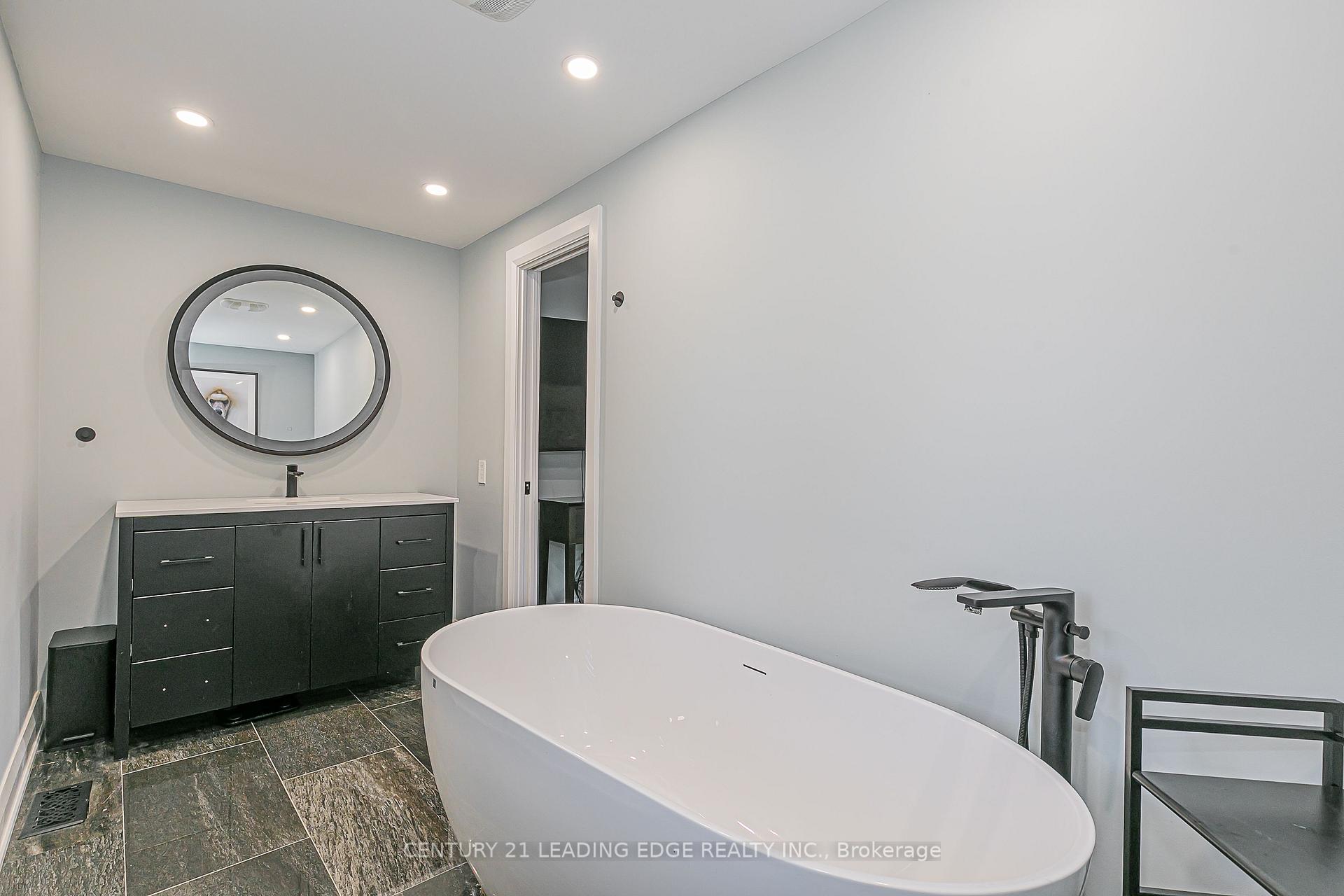 Photo 23 of 31 Twelve Oaks Drive, Aurora, Aurora Village — HOMEH