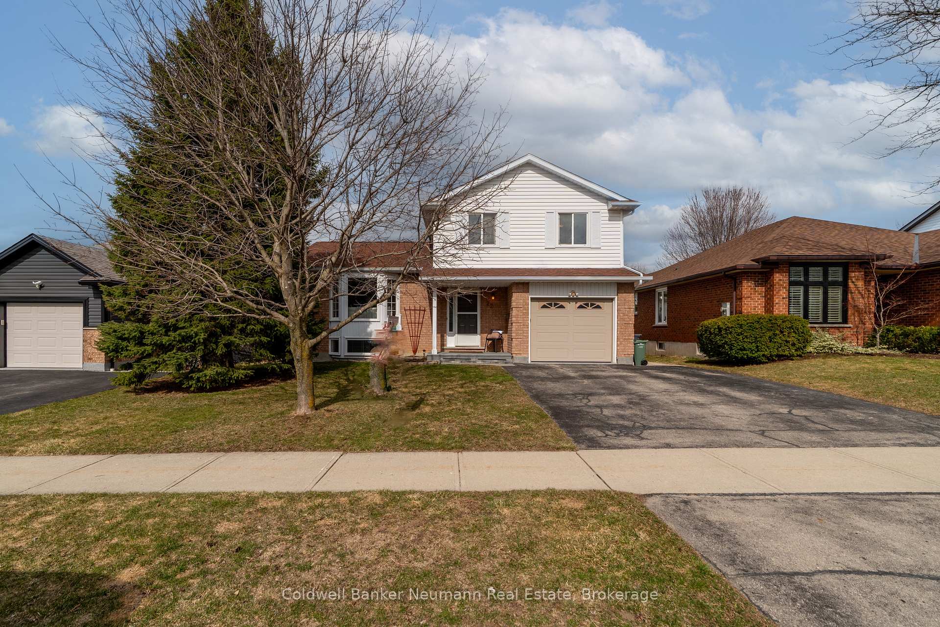 Photo 2 of 22 Celia Crescent, Guelph, Dovercliffe Park/Old University — HOMEH