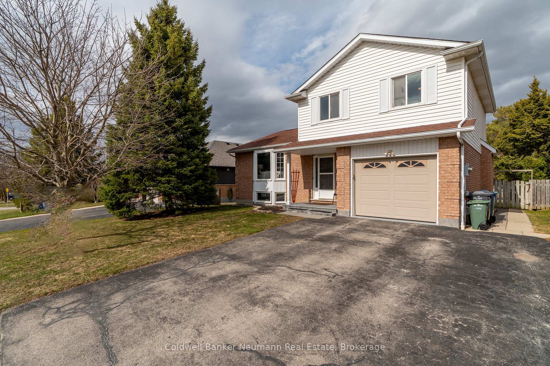 Photo 3 of 22 Celia Crescent, Guelph, Dovercliffe Park/Old University — HOMEH