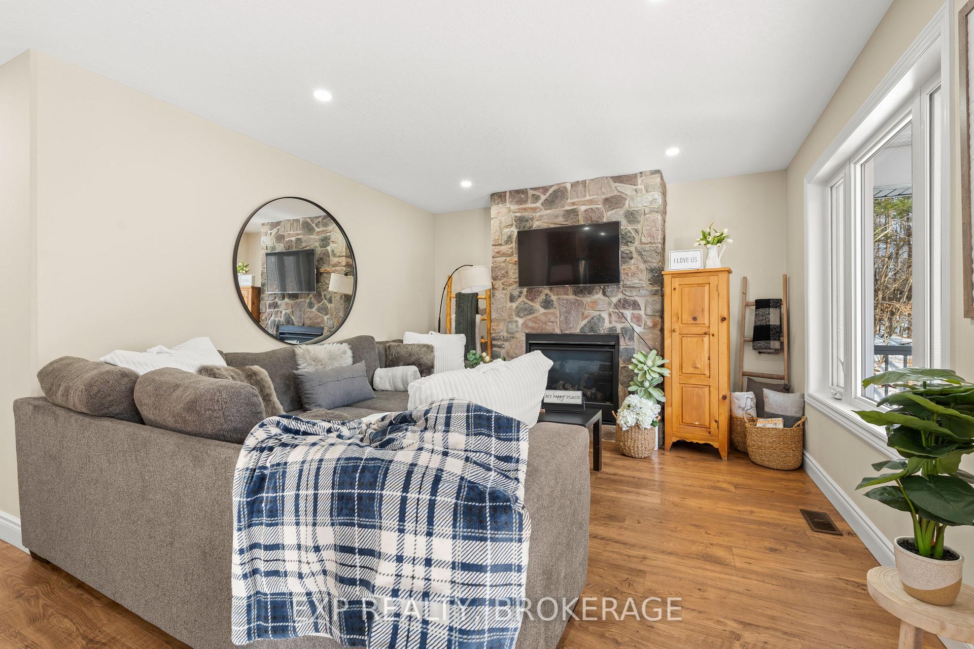 Photo 4 of 2579 Desert Lake Road, Frontenac, Frontenac South — HOMEH