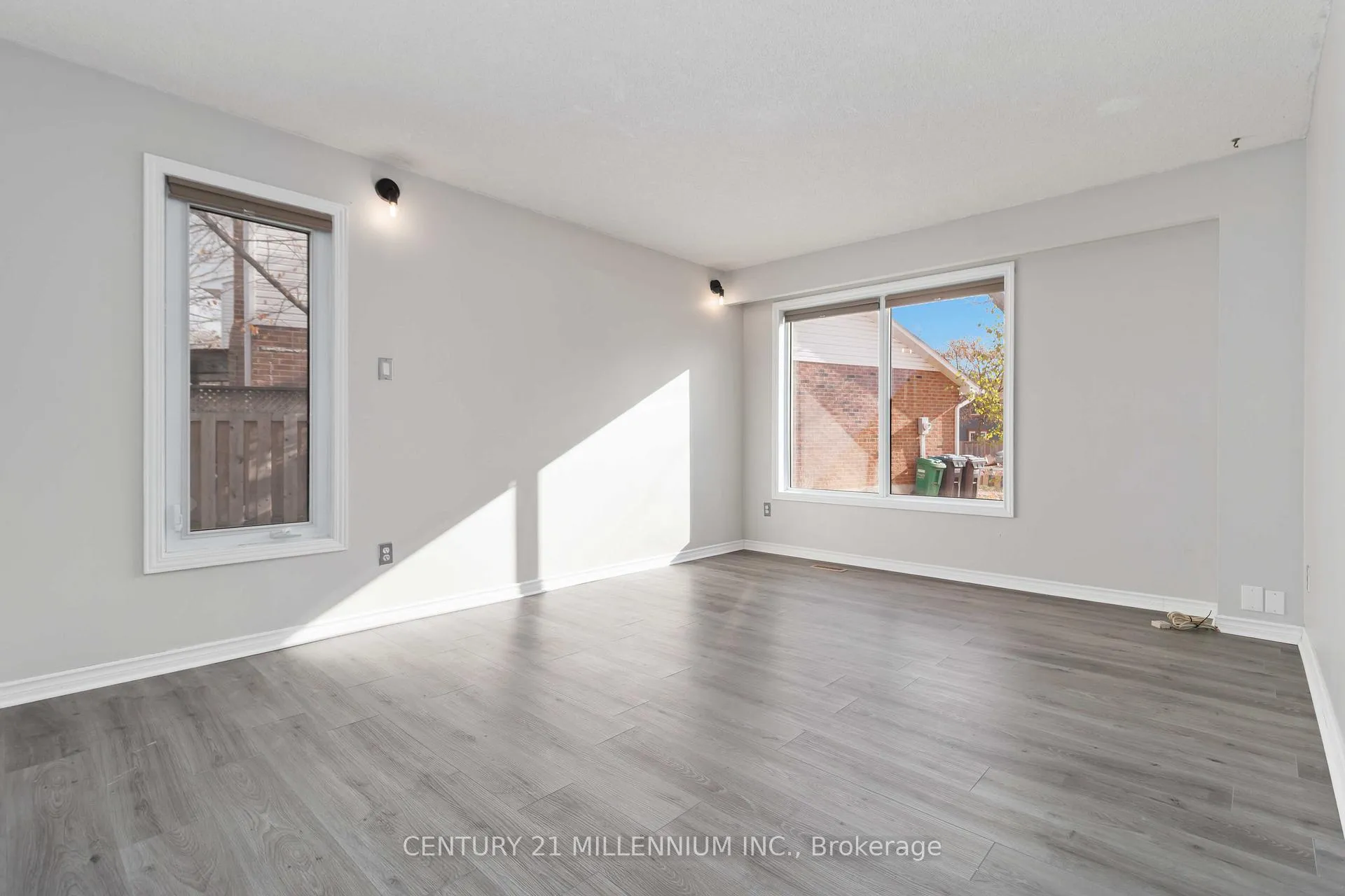 Photo 4 of 53 Courtleigh Square, Brampton, Heart Lake East — HOMEH