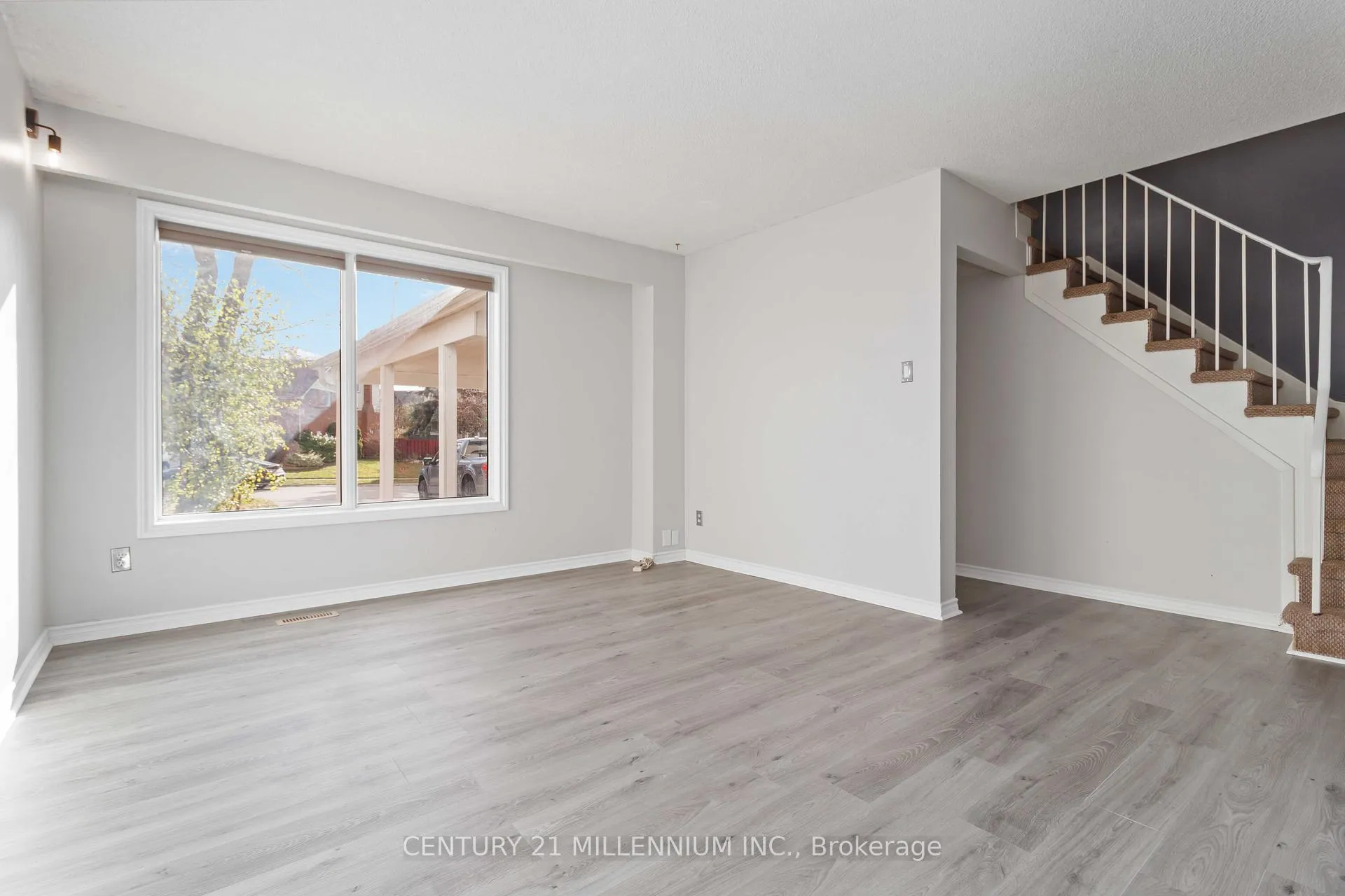 Photo 5 of 53 Courtleigh Square, Brampton, Heart Lake East — HOMEH