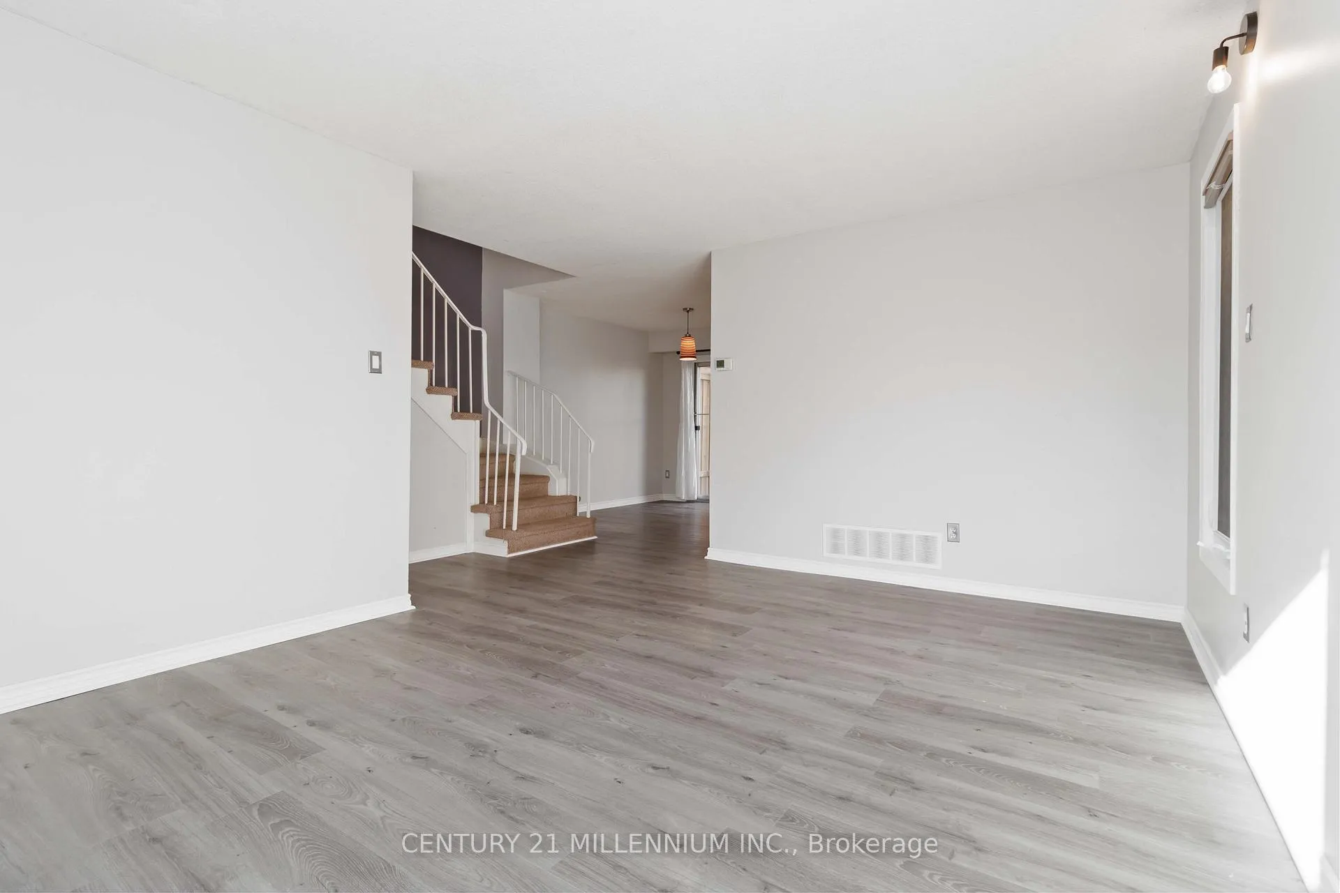 Photo 6 of 53 Courtleigh Square, Brampton, Heart Lake East — HOMEH