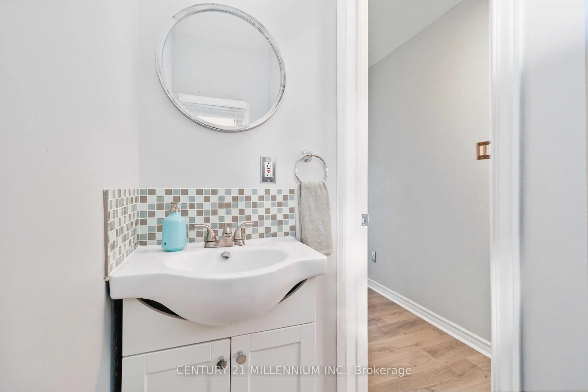 Photo 7 of 53 Courtleigh Square, Brampton, Heart Lake East — HOMEH