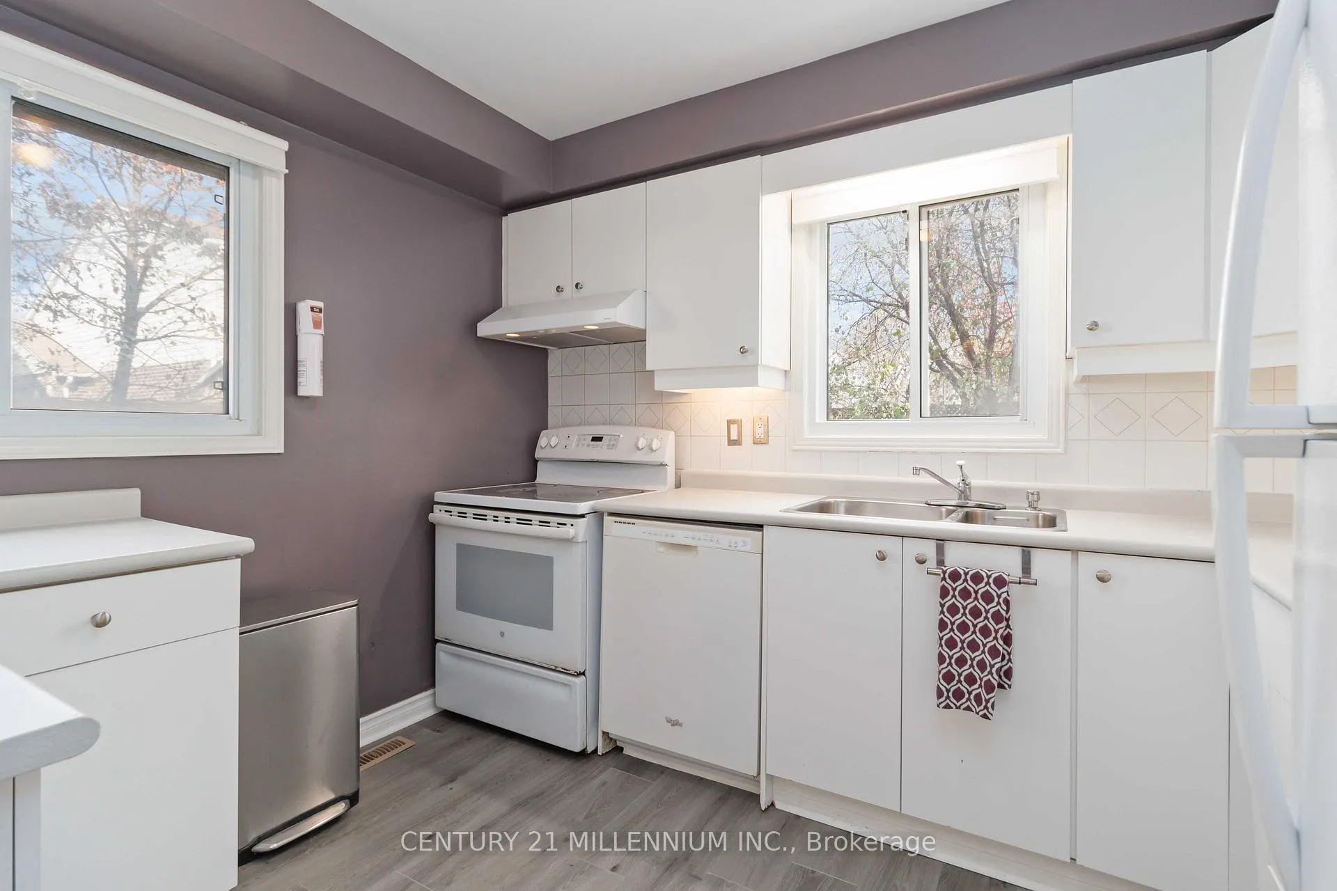 Photo 9 of 53 Courtleigh Square, Brampton, Heart Lake East — HOMEH