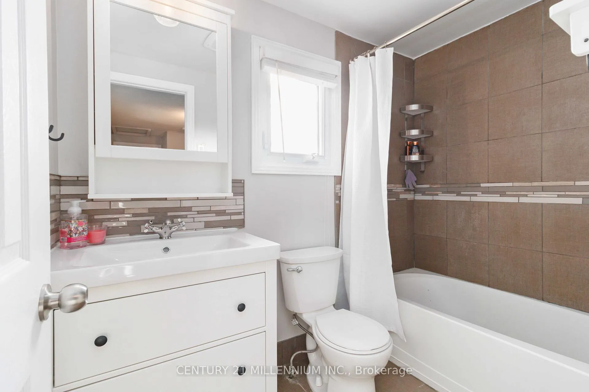 Photo 14 of 53 Courtleigh Square, Brampton, Heart Lake East — HOMEH