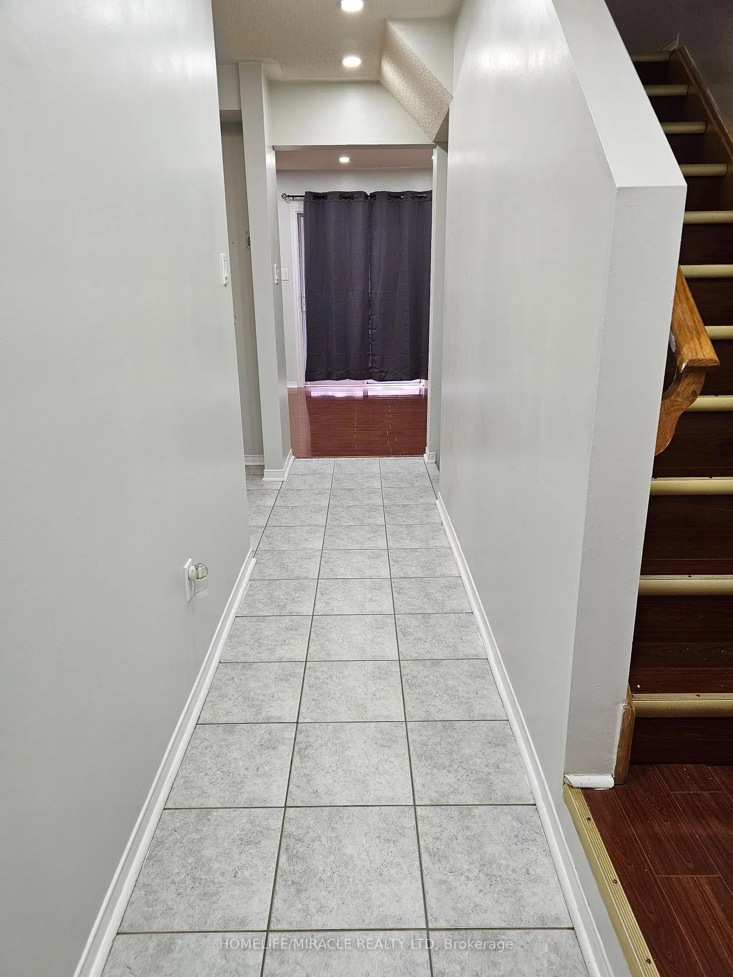 Photo 4 of 20 Whiteface Crescent, Brampton, Fletcher's Meadow — HOMEH