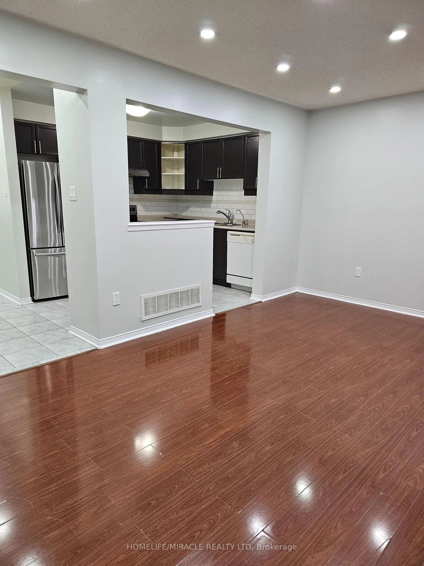 Photo 5 of 20 Whiteface Crescent, Brampton, Fletcher's Meadow — HOMEH