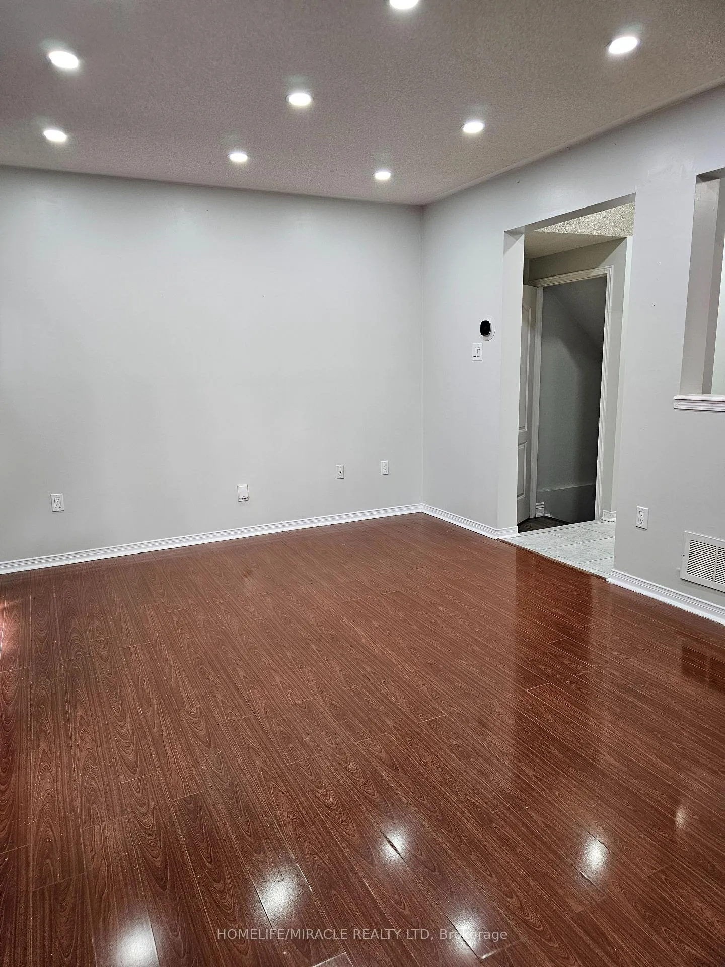 Photo 7 of 20 Whiteface Crescent, Brampton, Fletcher's Meadow — HOMEH