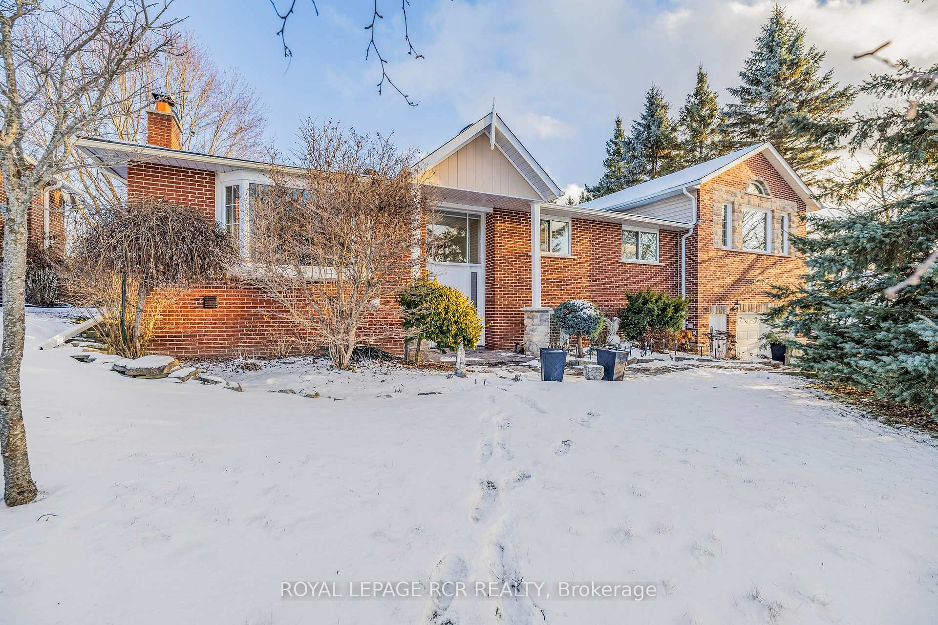Photo 2 of 20 Marion Street, Caledon, Caledon East — HOMEH