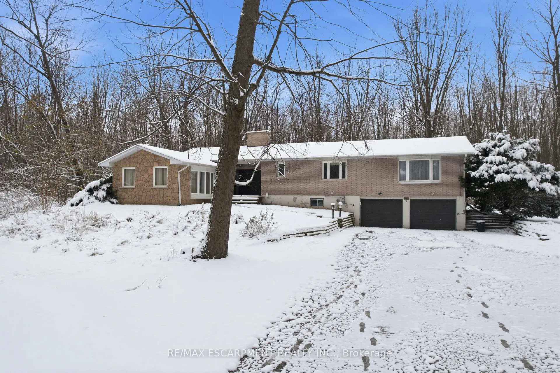 Front of 563 6th Concession Road W