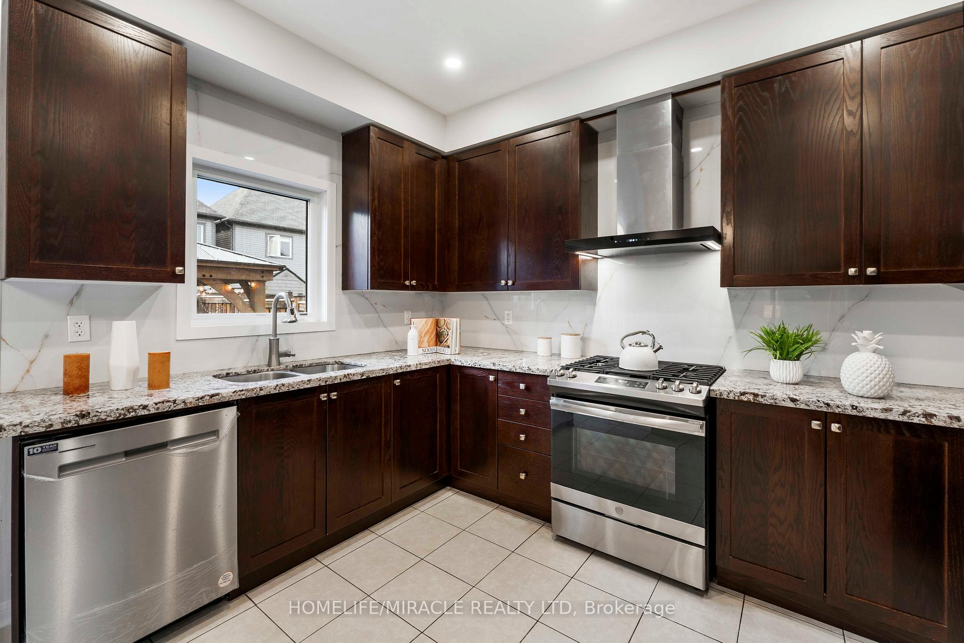 Photo 15 of 26 Kenneth Cole Drive, Clarington, Bowmanville — HOMEH