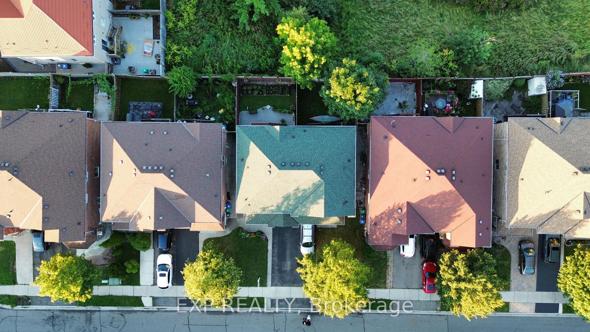 Photo 2 of 37 Farthingale Crescent, Brampton, Fletcher's Meadow — HOMEH