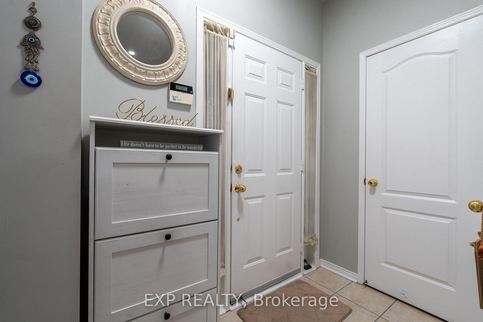 Photo 3 of 37 Farthingale Crescent, Brampton, Fletcher's Meadow — HOMEH