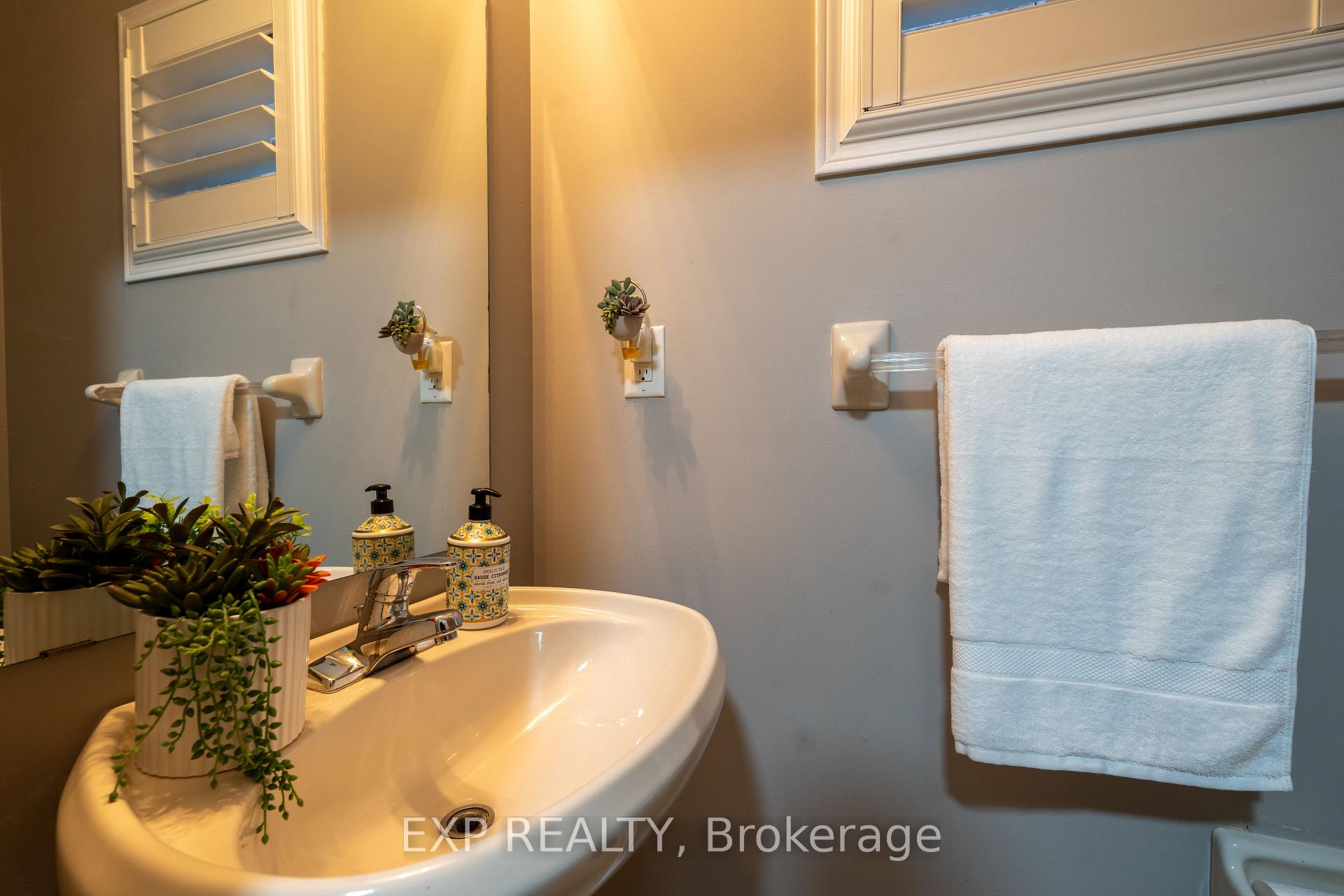 Photo 4 of 37 Farthingale Crescent, Brampton, Fletcher's Meadow — HOMEH